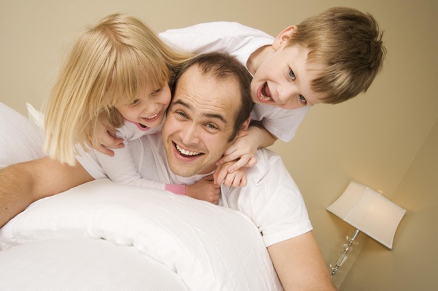 father with two kids playing Top 10 Frequent Mistakes that Fathers Make