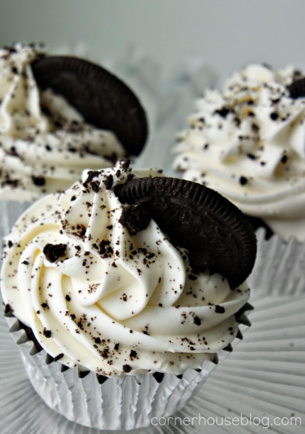 Oreo-Cupcakes-with-frosting