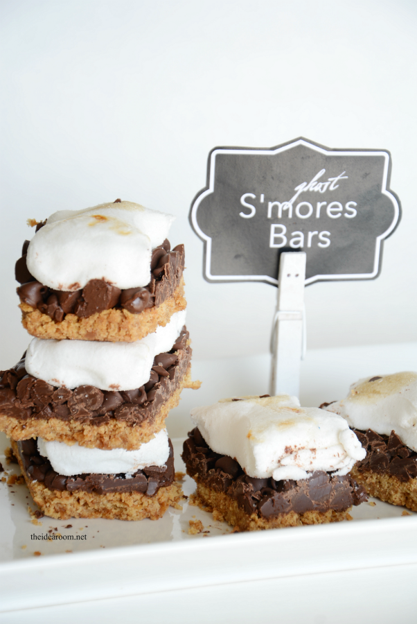 Halloween | Make some Halloween Ghost S'mores Bars. This is the perfect Halloween Food for your Halloween Party with family, classmates, or friends! FREE Printable Labels.