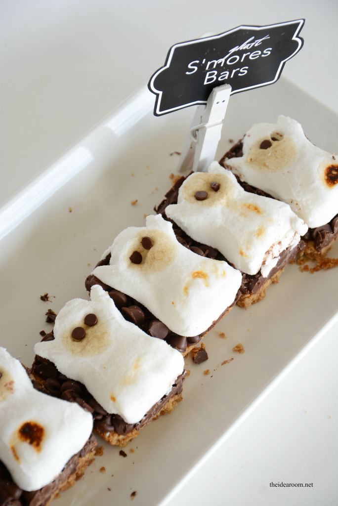 Halloween | Make some Halloween Ghost S'mores Bars. This is the perfect Halloween Food for your Halloween Party with family, classmates, or friends! FREE Printable Labels.
