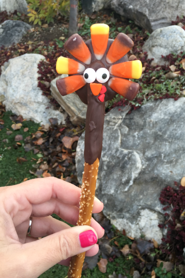 Thanksgiving | Make this fun Thanksgiving Turkey treat with the kids this Thanksgiving Holiday. Makes a fun gift idea for the kids or your family and friends. 