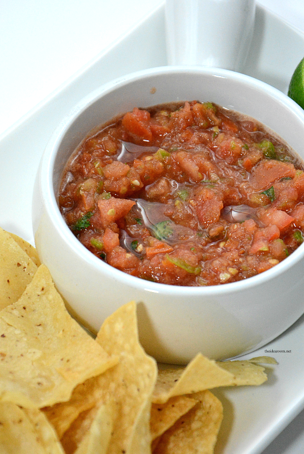 Salsa Recipes | This copycat Chili's Salsa Recipe is so good! So fast and easy to make you will never need to buy it again.