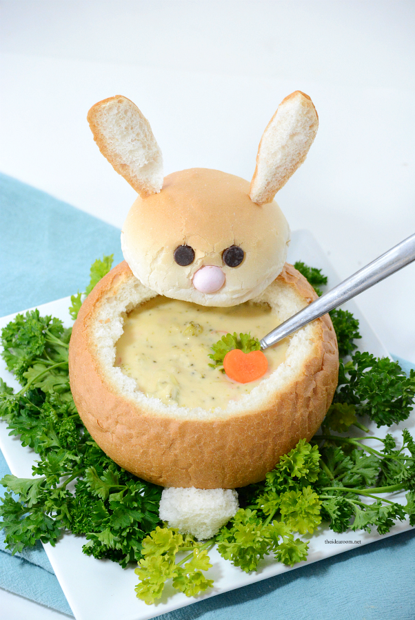 Easter | Make these creative DIY Easter Bunny Bread Bowls. Perfect for your Easter Dinner and a great way to make a fun Easter Table. Step-by-step tutorial.