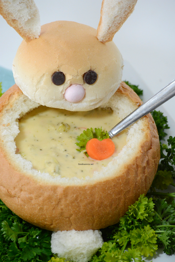easter recipes | Make these creative DIY Easter Bunny Bread Bowls. Perfect for your Easter Dinner and a great way to make a fun Easter Table. Step-by-step tutorial.