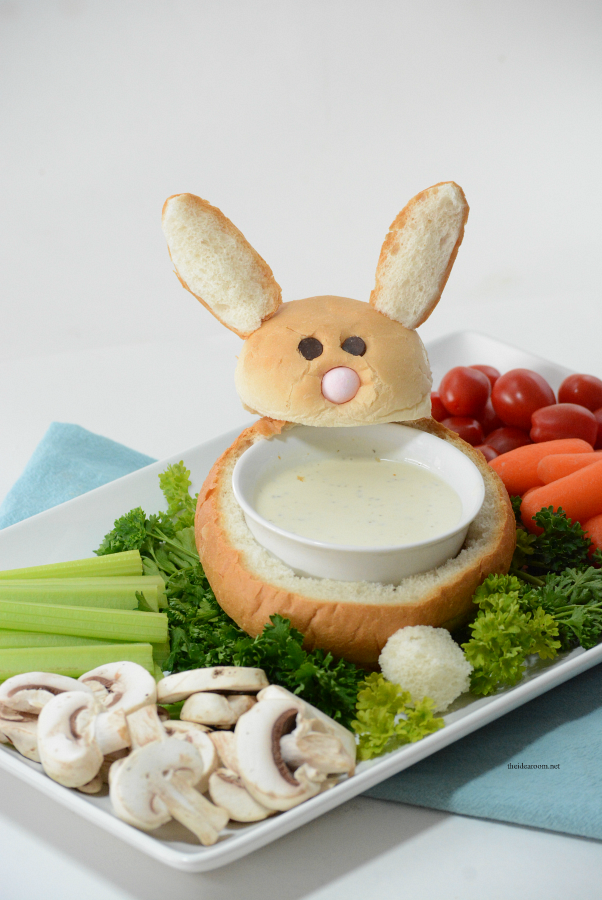 Easter | Make these creative DIY Easter Bunny Bread Bowls. Perfect for your Easter Dinner and a great way to make a fun Easter Table. Step-by-step tutorial.