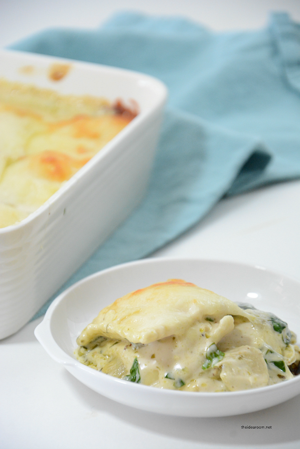 Pasta Recipes | Looking for an easy weeknight recipe? This Artichoke Spinach Baked Ravioli Recipe is an easy meal you can make in 30 minutes. A family favorite recipe.