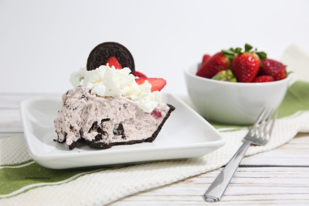 Strawberry-Ice-Cream-Oreo-Pie-theidearoom-2