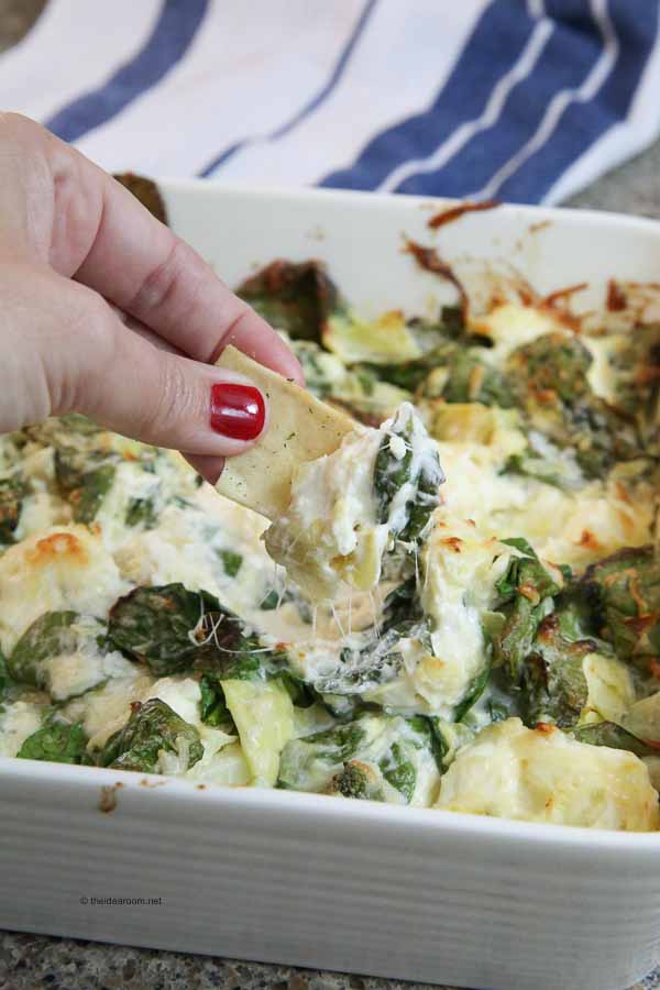 Football-Appetizer-Cheesy-Baked-Spinach-Artichoke-Dip-Recipe